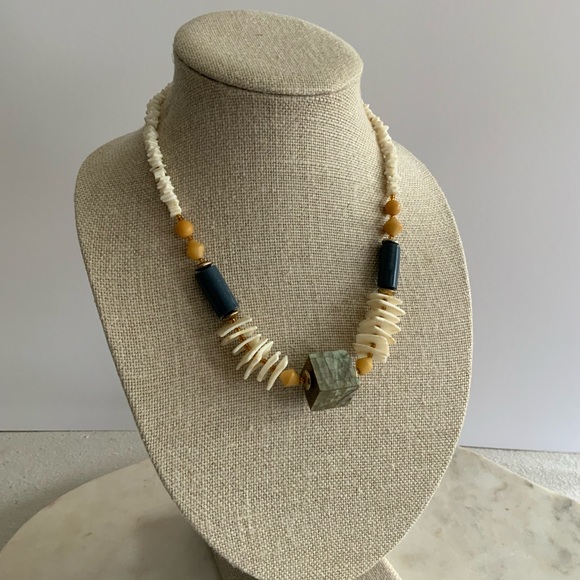 Shell&Beads Necklace - Picture 2 of 7